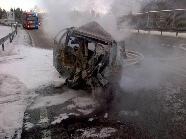 Das Wrack des Opels brannte fast vollstndig aus.  | Foto: Kamera24.tv