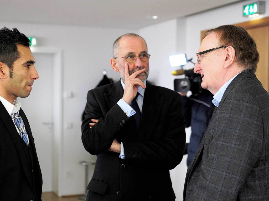 Yacine Abdessadki mit seinem Anwalt Werner Schurig und bersetzer Francois R. Dentzer (von links)
