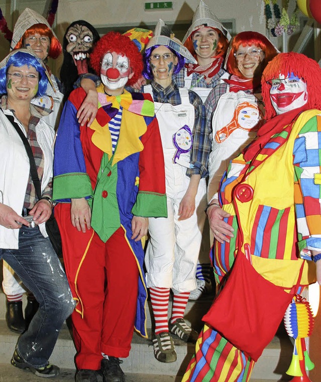 Bei der Wiiberfasnacht im Pfarrkeller ... Krankenschwestern bei Musik und Tanz.  | Foto: Angelika Heller