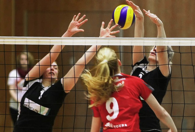 Im Bemhen um den Ball: Evelyn Jansen und Anja Schrder (rechts).   | Foto: Archiv: Faruk nver