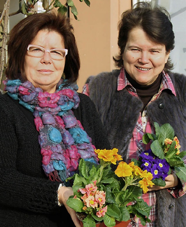 Rita Rottler (links) und Barbara Schw...enstadt an die Kunden verteilt werden.  | Foto: Gerda Oswald