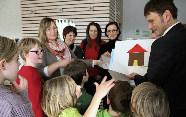 Die Hortkinder danken Brgermeister Ma...ssene Lcke in der Ganztagsbetreuung.   | Foto: Sabine Model