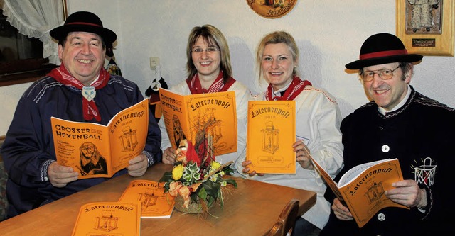 Die Laternenpost ist gedruckt:  Gut la... als freier Mitarbeiter (von rechts).   | Foto: Christa Maier