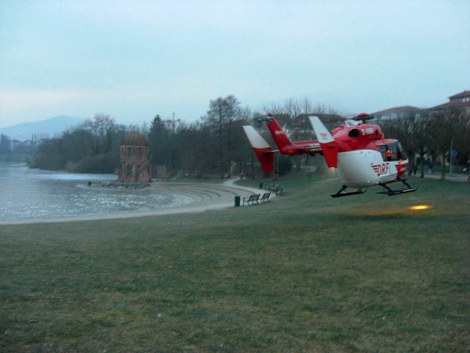 Die Besatzung des Rettungshubschrauber...See eingebrochenen Eisläufer gerettet.  | Foto: Feuerwehr Freiburg