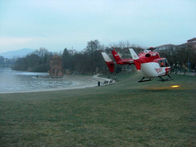 Die Besatzung des Rettungshubschrauber...See eingebrochenen Eislufer gerettet.  | Foto: Feuerwehr Freiburg