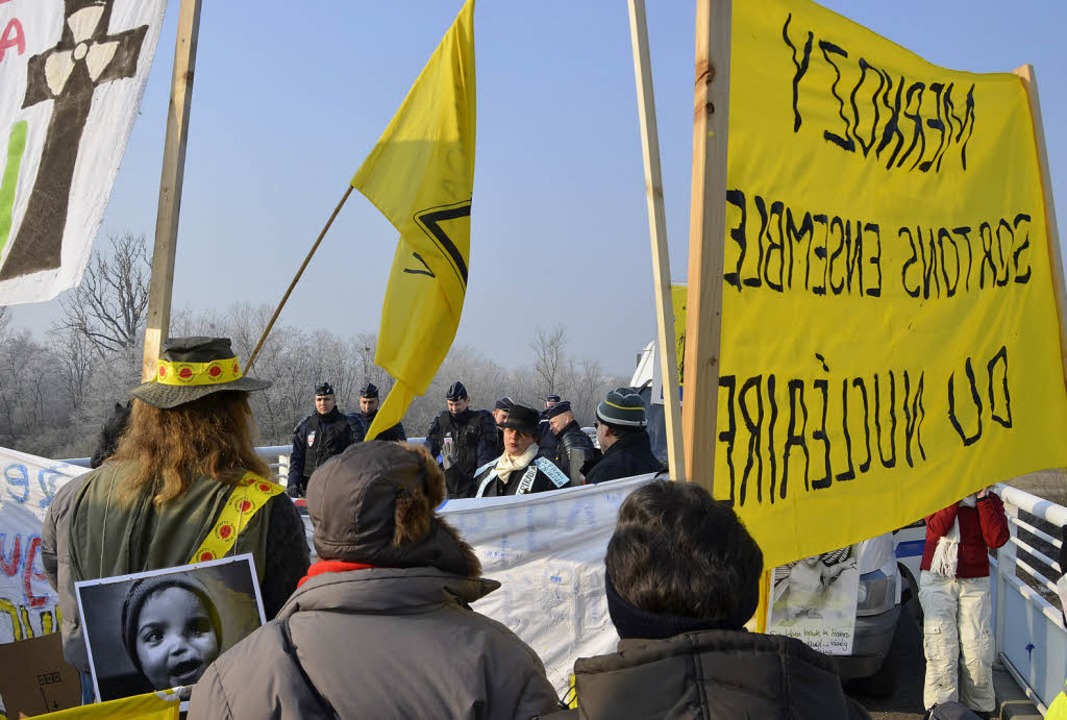 Schengen? Gilt heute nicht &#8211; Gen...KW-Gegner auf der Brcke bei Hartheim   | Foto: Sebastian Wolfrum