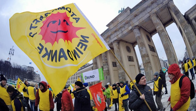 Atomkraftgegner demonstrieren in Berlin gegen ein Atomendlager Gorleben.  | Foto: dpa