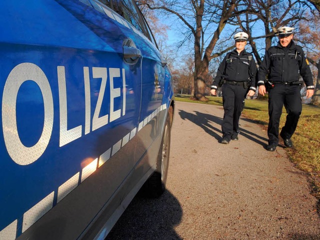 Polizeistreife in einem Park in Stuttgart  | Foto: dpa