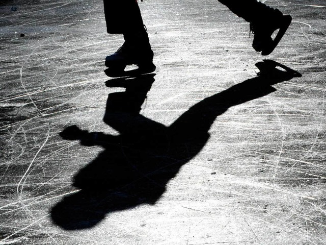 Schlittschuhlaufen in der Natur &#8211...ner Eishalle ist es aber oft sicherer.  | Foto: dpa