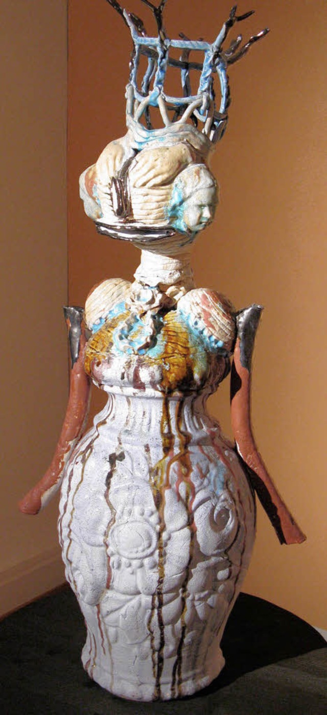 Die Knigin, eine surreale Keramikfigur von Susanne Ring.  | Foto: Dorothee Mller-Barbian