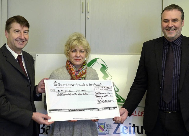 BZ-Redaktionsassistentin Andrea Bsch ...) von der Kur und Bder GmbH entgegen.  | Foto: A. Huber