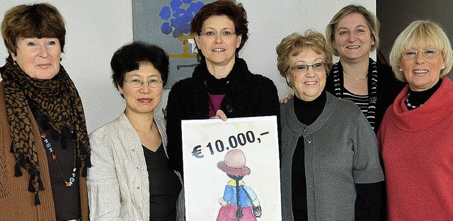 Prsidentin Gisela  Deutschmann (Mitte...Paten 10000 Euro fr die Jugendhilfe.   | Foto: Umiger