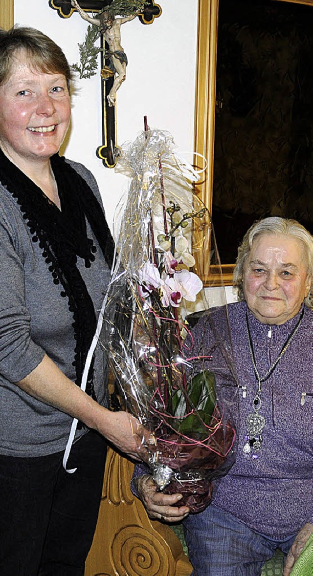 Hedwig Preiser (sitzend) ist seit 55 J...erreichte zur Gratulation ein Prsent.  | Foto: Dietmar Noeske