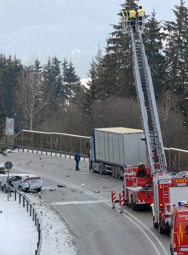 Mit der Drehleiter begutachtete die Polizei den Unfallort.   | Foto: Kamera 24