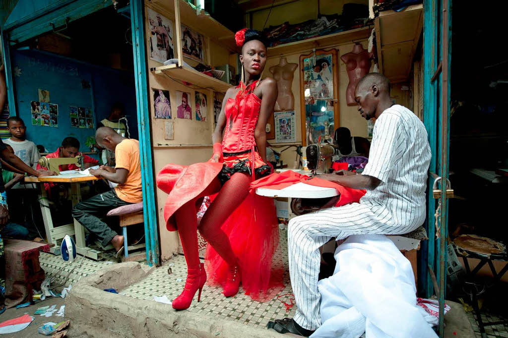 Ein Model in Dakar, Senegal. Der zweite Preis in der Kategorie Arts and Entertainment geht an Vincent Boisot, Frankreich.