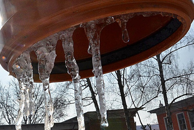 Eis am Rohr: Die Winterliche Kunst ist...egen haben hchst unangenehme Folgen.   | Foto: Barbara Ruda