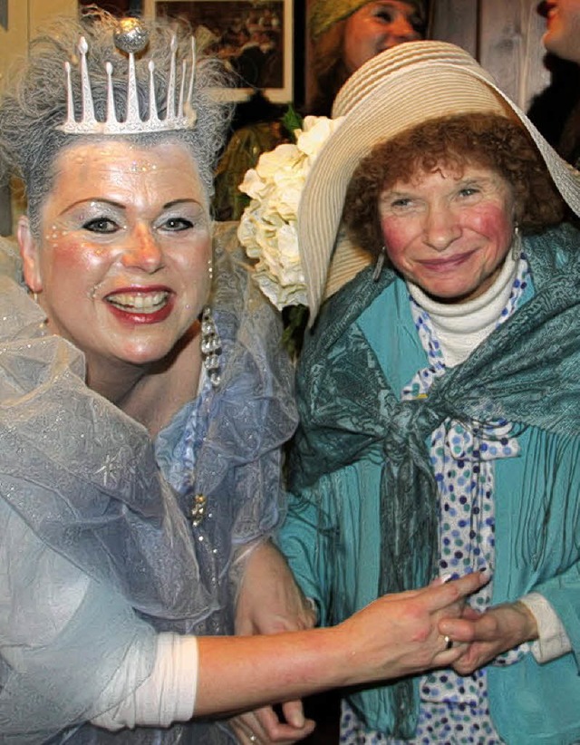 Eisprinzessin Alexandra Brutsche feiert mit Veteranin Gisela Rueb.  | Foto: Marita Hckendorff