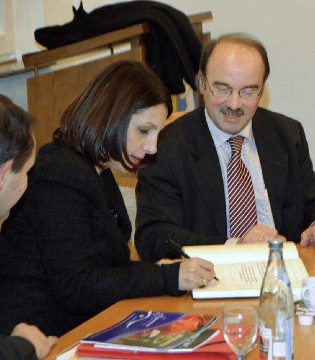 Integrationsministerin Bilkay ney tr...Moschee erhlt sie eine Koranausgabe.   | Foto: manfred frietsch