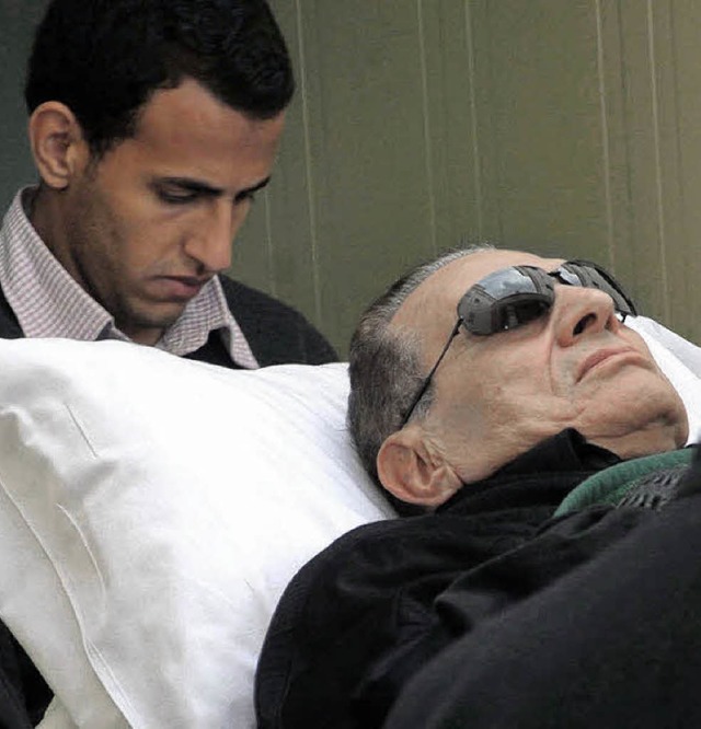 Ex-Diktator Mubarak beim Prozess  | Foto: DPA
