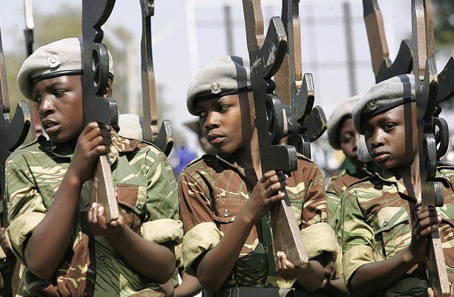 Kinder einer Kadettenschule in Simbabwe  | Foto: DPA