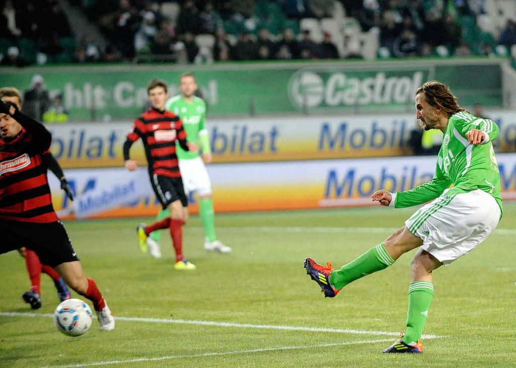 Wolfsburgs Petr Jiracek (r.) erzielt den Treffer zum 1:0.
