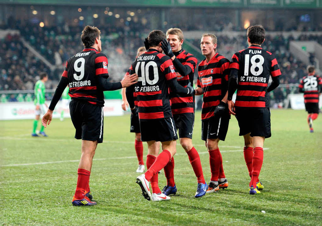 Die Freiburger Spieler beglckwnschen Daniel Caliguri (Rckennummer 40) zu seinem Tor zum 2:2