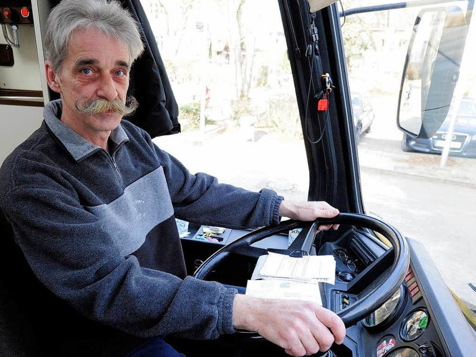 Klaus Fischer fhrt den Bus und wirbelt am Tresen.  | Foto: Ingo Schneider