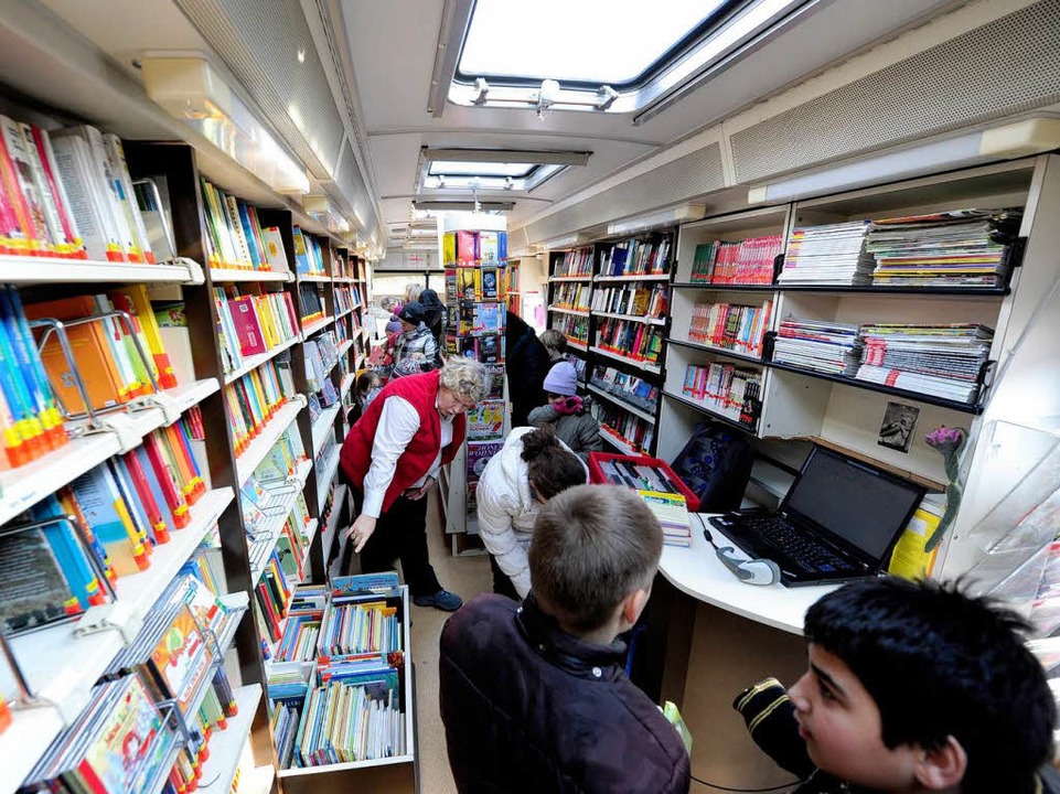 Bibliothekarin Christel Karle hilft ko...das Passende in den Regalen zu finden.  | Foto: Ingo Schneider