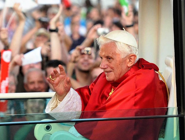 Der Papst im Papamobil bei seinem Besuch in Freiburg.  | Foto: dpa