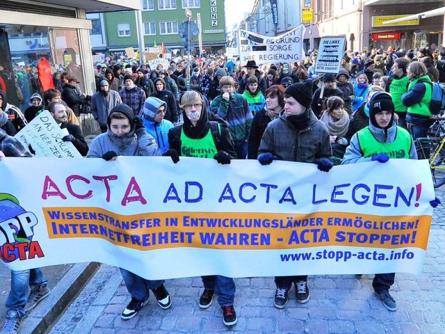 &#8222;Acta ad acta legen&#8220; &#821...ationale Abkommen ACTA auf die Strae.  | Foto: Michael Bamberger
