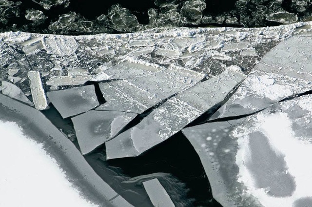 Groe Eisschollen (wie hier nahe Degge...tschland nahezu komplett zum erliegen.  | Foto: dpa