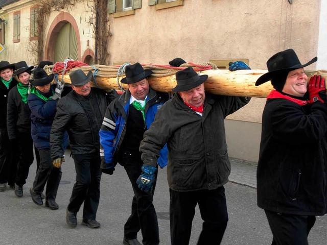 Narrenbaumstellen Heimbach: Beim Schuften Spa haben  | Foto: Aribert Rssel