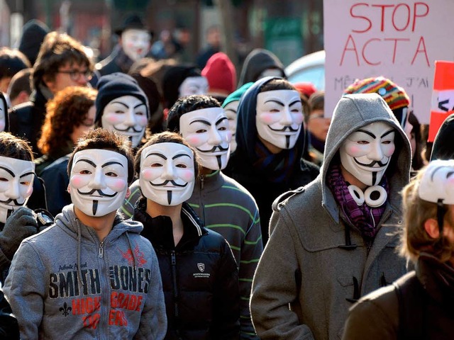 Zahlreiche Demonstranten tragen das Sy...eiten Protestes: Die Guy Fawkes-Maske.  | Foto: AFP