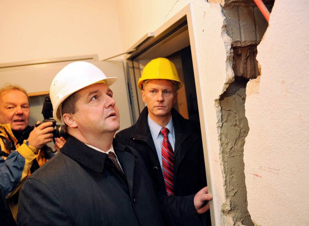 Der ehemalige Ministerprsident Baden-..., begutachtet die Hebungen in Staufen.  | Foto: dpa
