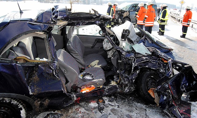 Bei einem schweren Verkehrsunfall am S...us Neustadt noch an der Unfallstelle.   | Foto: Kamera 24