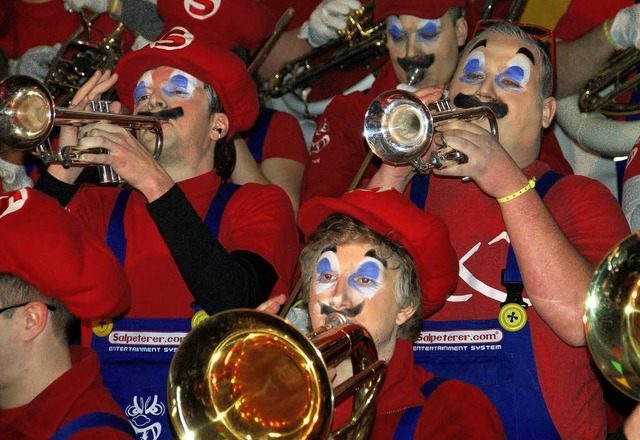 In einem originellen Super-Mario-Outfi... ersten Murger Guggebeben im Festzelt.  | Foto: Hrvoje Miloslavic