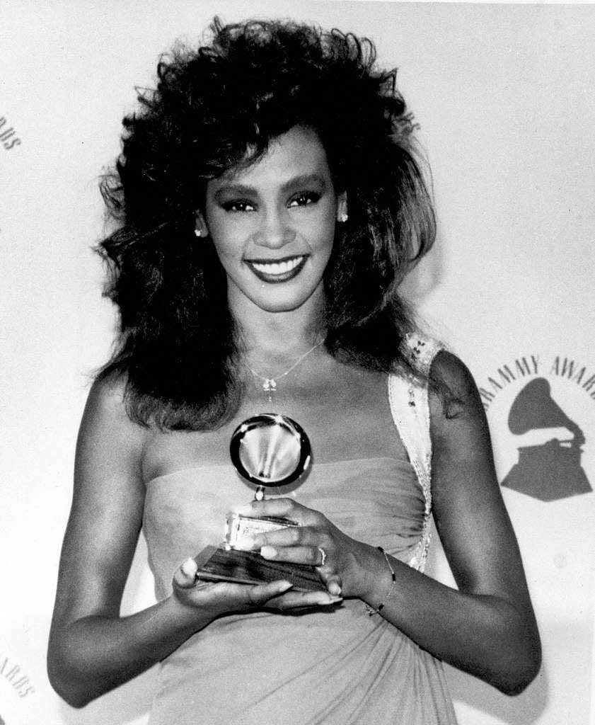 Bereits ihr Debtalbum, das schlicht ihren Namen trug, schlug 1985 ein wie eine Bombe. Gleich drei Songs wurden Nummer-Eins-Hits. Mit der darauffolgenden Platte „Whitney“ gelang ihr als erste Knstlerin berhaupt der Sprung von null auf Platz eins der US-Charts.