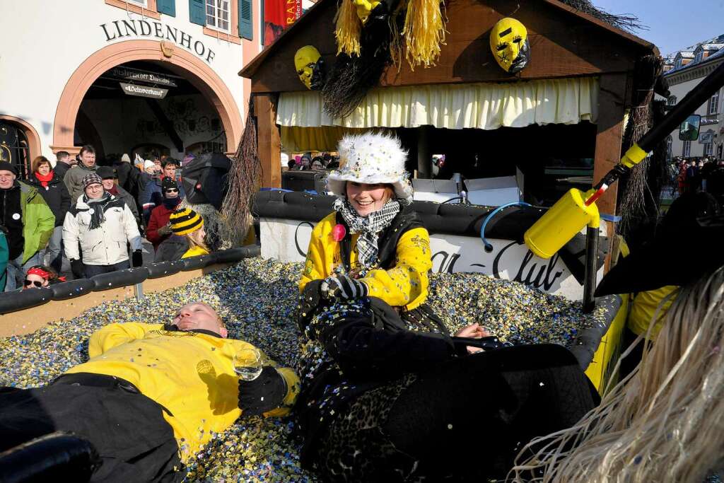 Ein Konfettibad fr Zuschauer hat der   Stock-Car-Club aus Neuenburg mitgebracht.