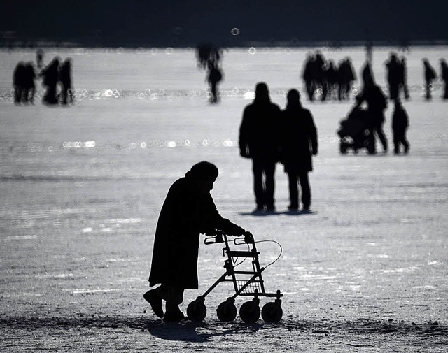 Die Gesellschaft wird lter. Und viell...r, wie Frau mit Gehhilfe auf dem Eis.   | Foto: DPA