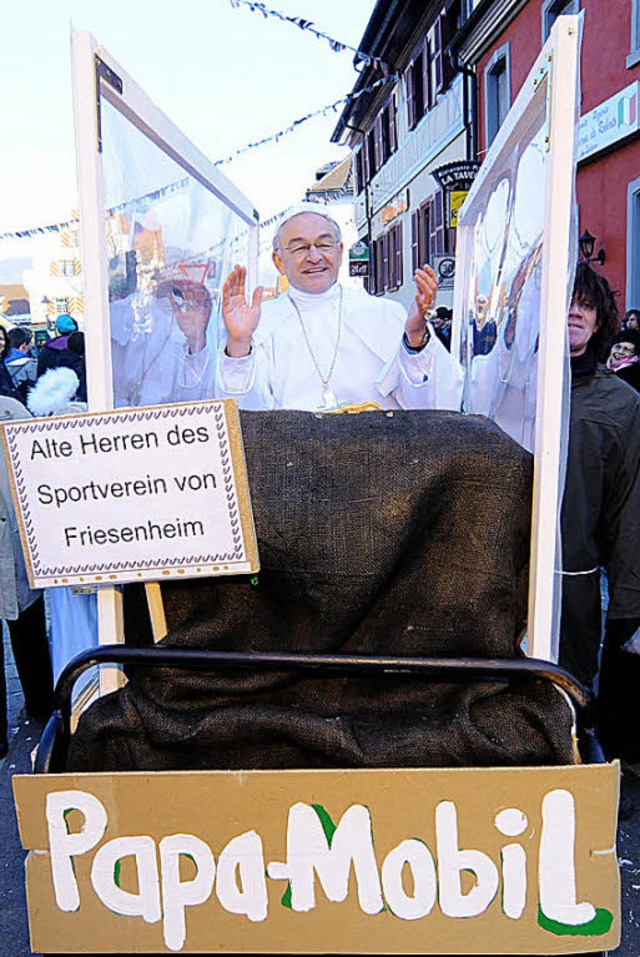 Die Alten Herren des SC Friesenheim kamen mit dem Papa-Mobil zum Umzug.  | Foto: Wolfgang Knstle