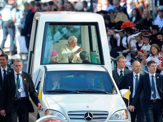Der Papst in der Kaiser-Joseph-Strae in Freiburg.  | Foto: dapd
