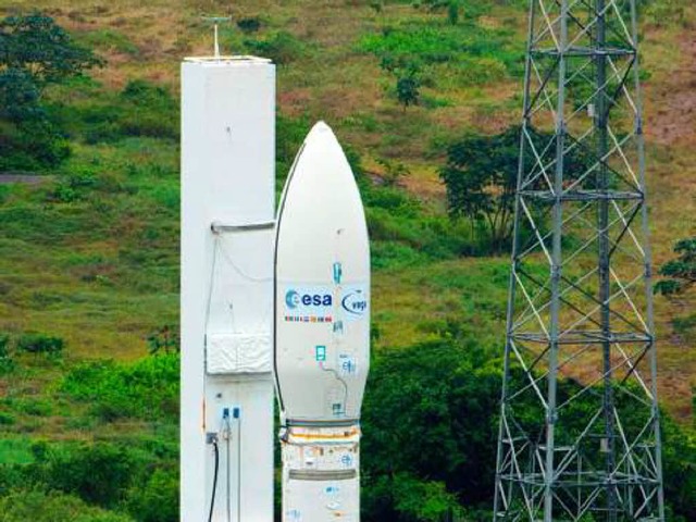 Die Vega-Rakete am Weltraumbahnhof in Kourou   | Foto: afp