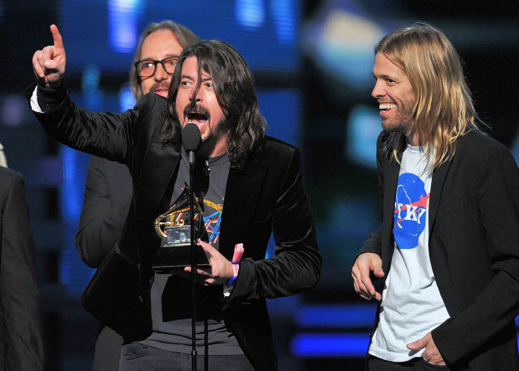 Nate Mendel, Dave Grohl und Taylor Hawkins (von links) von den Foo Fighters mit dem Grammy fr "Best Rock Performance"