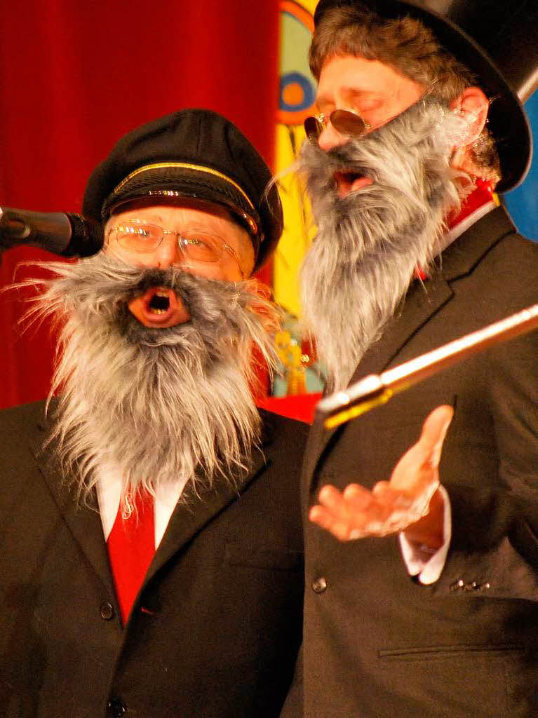 Die Sänger des Männerchors hatten schon Hundert Jahre auf dem Buckel. Die Sänger des Männerchors hatten schon Hundert Jahre auf dem Buckel.