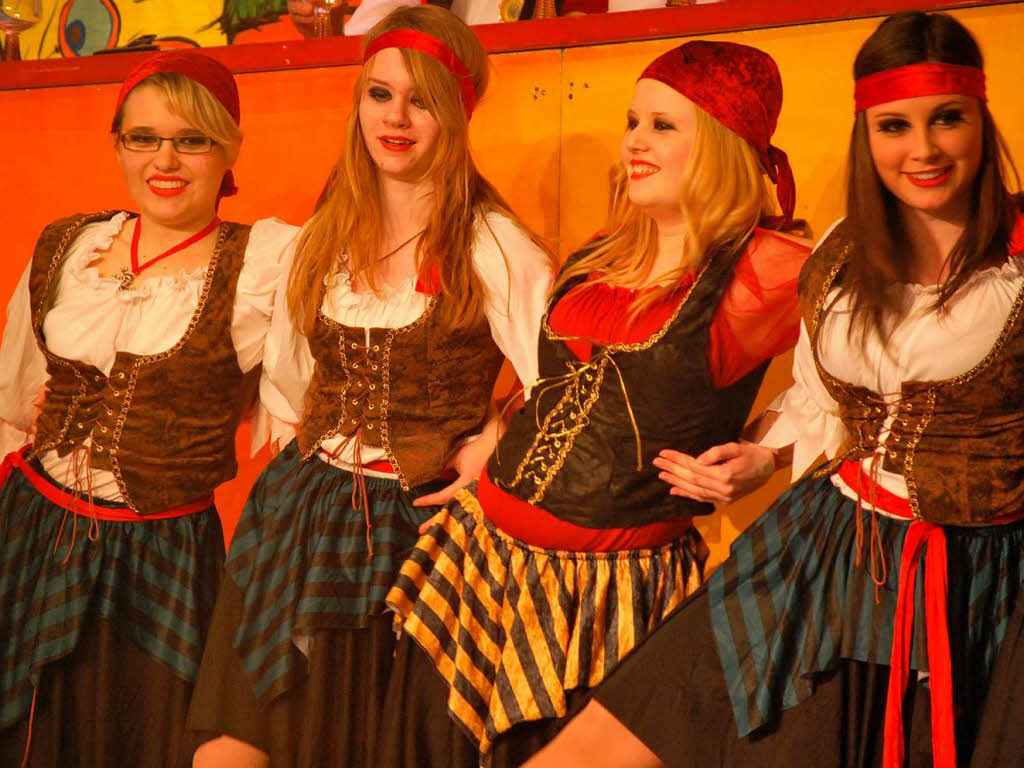 Die Dancing Queens enterten als tanzende Piratinnen die Bühne. Die Dancing Queens enterten als tanzende Piratinnen die Bühne.