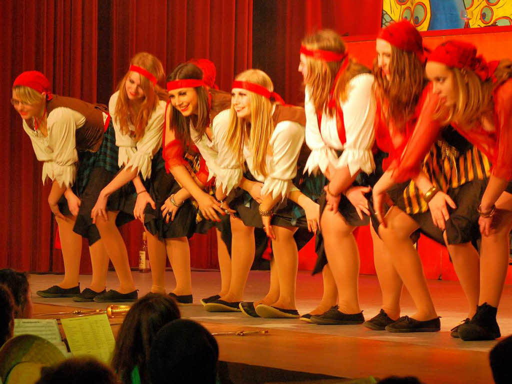 Die Dancing Queens enterten als tanzende Piratinnen die Bühne. Die Dancing Queens enterten als tanzende Piratinnen die Bühne.