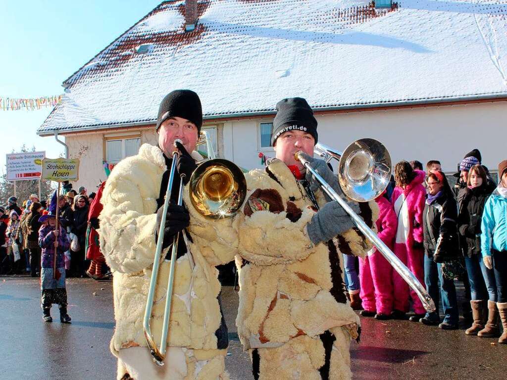 Priesterlichen Beisltand erhielten die Narren durch Vikar Werner Mhlherr (links), der als Guggenmusiker bei den Yetis aus Stockach auszumachen war.