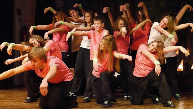 Begeisterten Beifall fr &#8222;Show-b...am die Hip-Hop-Gruppe der Tanzschule.   | Foto: Fotos: Eberhard Weiss
