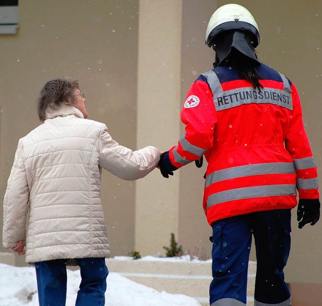 Senioren werden in Schluchsee evakuiert.  | Foto: Michael ganz