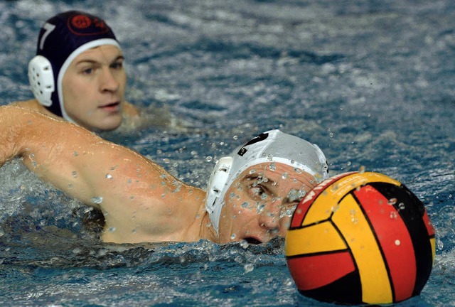 Armin Hasler (am Ball) sah zu viele in...ler bei den Freiburger Wasserballern.   | Foto: Patrick Seeger